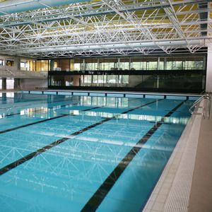 piscina de competición cubierta