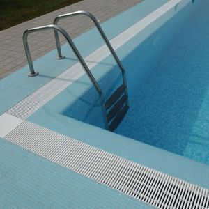 escalera elevada para piscina