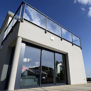 barandilla de aluminio / con paneles de vidrio / de exterior / para terraza