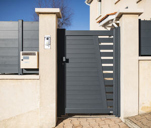 puerta para jardín de aluminio