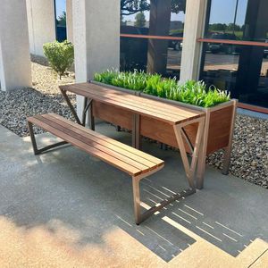 conjunto de mesa y banco contemporáneo