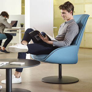 sillón contemporáneo / de tejido / con base central / con reposabrazos