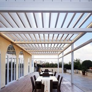 pérgola con láminas móviles