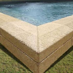 borde de piscina de piedra reconstituida