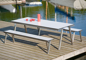 conjunto de mesa y banco contemporáneo