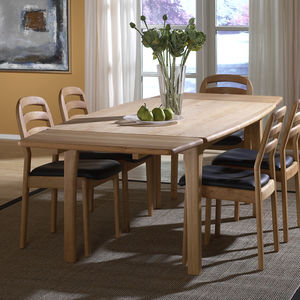 mesa de comedor de diseño escandinavo