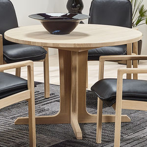 mesa de comedor de diseño escandinavo