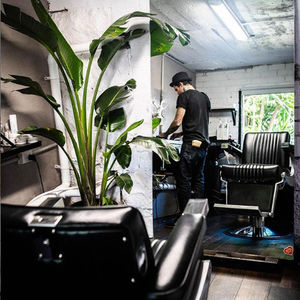 sillón de barbero de metal cromado