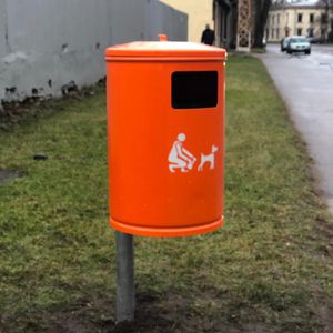 cubo de basura canino