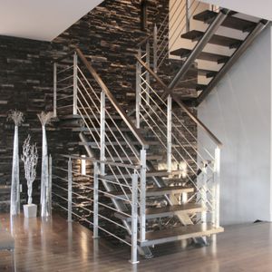 escalera recta / en U / estructura de acero inoxidable / con peldaños de madera