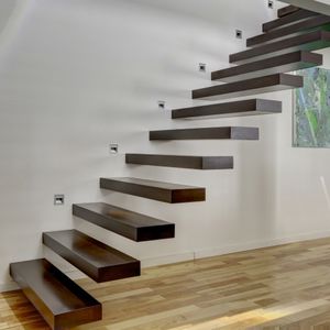escalera recta / con peldaños de madera / sin contrahuellas / contemporánea