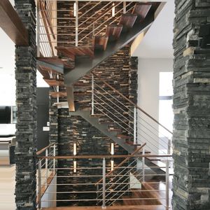 escalera en U / recta / estructura de acero / con peldaños de madera