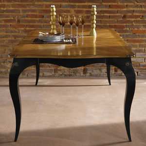 mesa de comedor de estilo Luis XV