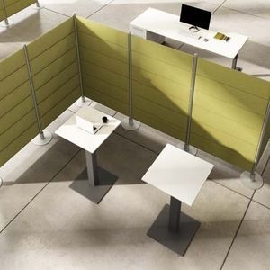 mesa de ordenador. de pie