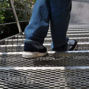 escalón de metal