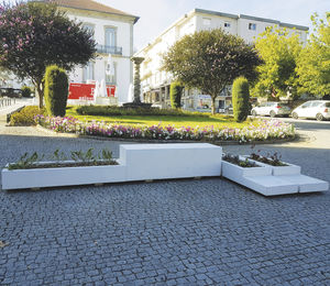 banco público con jardinera