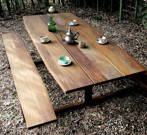 conjunto de mesa y banco contemporáneo