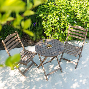 conjunto de mesa y silla clásico