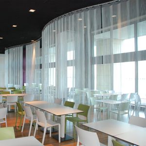 separador de espacios de malla / de metal / para restaurante / suspendido