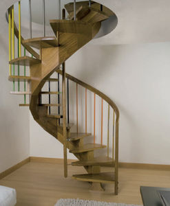 escalera circular / estructura de madera / con peldaños de madera / sin contrahuellas