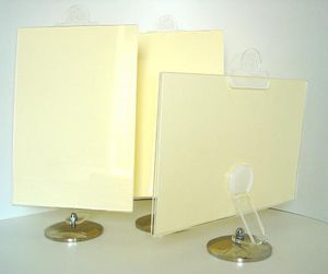 portafolletos en encimera