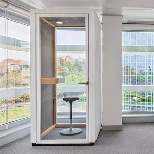 cabina de concentración con puerta vidriera