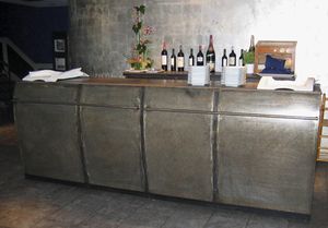 mostrador de recepción de madera