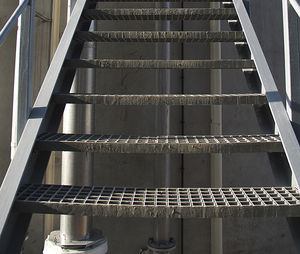 escalón en material compuesto