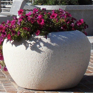 jardinera de piedra reconstituida
