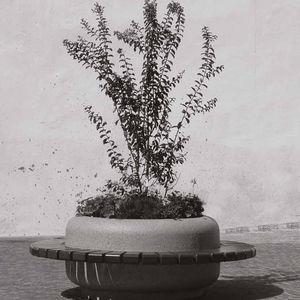 jardinera de piedra reconstituida