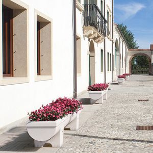jardinera de piedra reconstituida