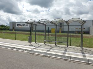 parada de autobús de acero
