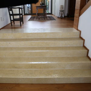 escalera con peldaños de piedra de Jerusalén