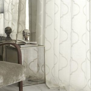 visillo con motivos decorativos