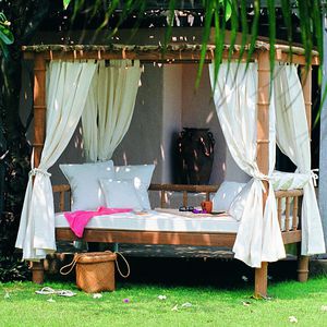 cama de jardín con dosel