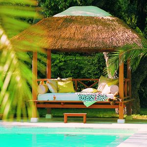 cama de jardín con dosel