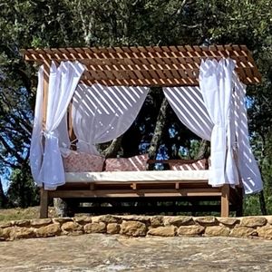 cama de jardín con dosel