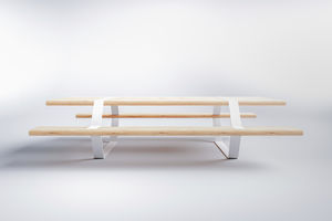 mesa de pícnic de diseño original / de madera de frondosa / de pícea / de acero galvanizado