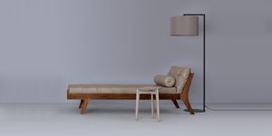 diván contemporáneo / de cuero / de madera maciza / para salón