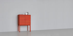 aparador con patas altas / contemporáneo / de madera / rojo