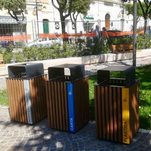cubo de basura público / de metal / de madera / para espacio público
