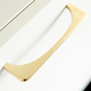 tirador para mueble de latón cepillado