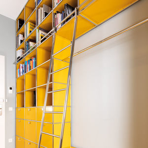 escalera elevada con ganchos