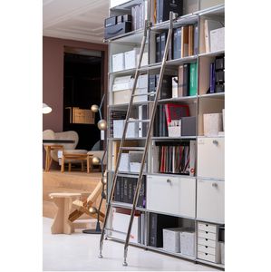 escalera elevada con ganchos
