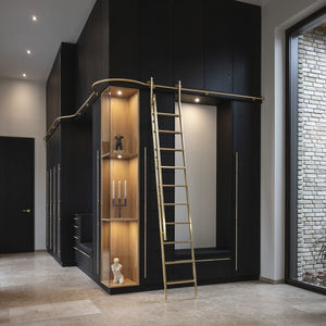 escalera elevada con ganchos