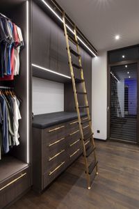 escalera elevada con ganchos