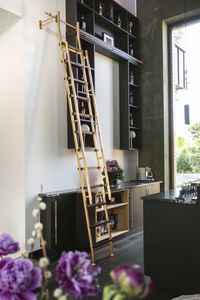 escalera elevada con ganchos