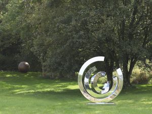 escultura de acero inoxidable pulido