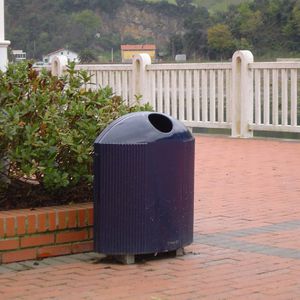 cubo de basura público / de acero galvanizado / de hierro fundido