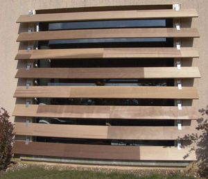 celosía con lamas de madera